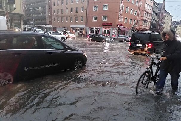Überflutete Straße in Nürnberg