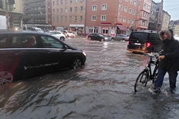 Überflutete Straße in Nürnberg