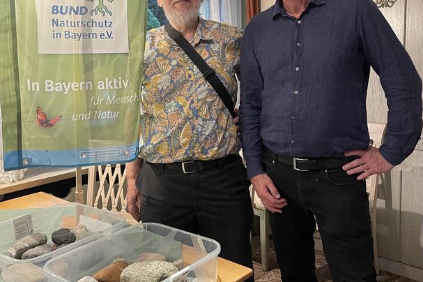 Dr. Hochleitner und Uli Penzkofer mit Steinen der Ache
